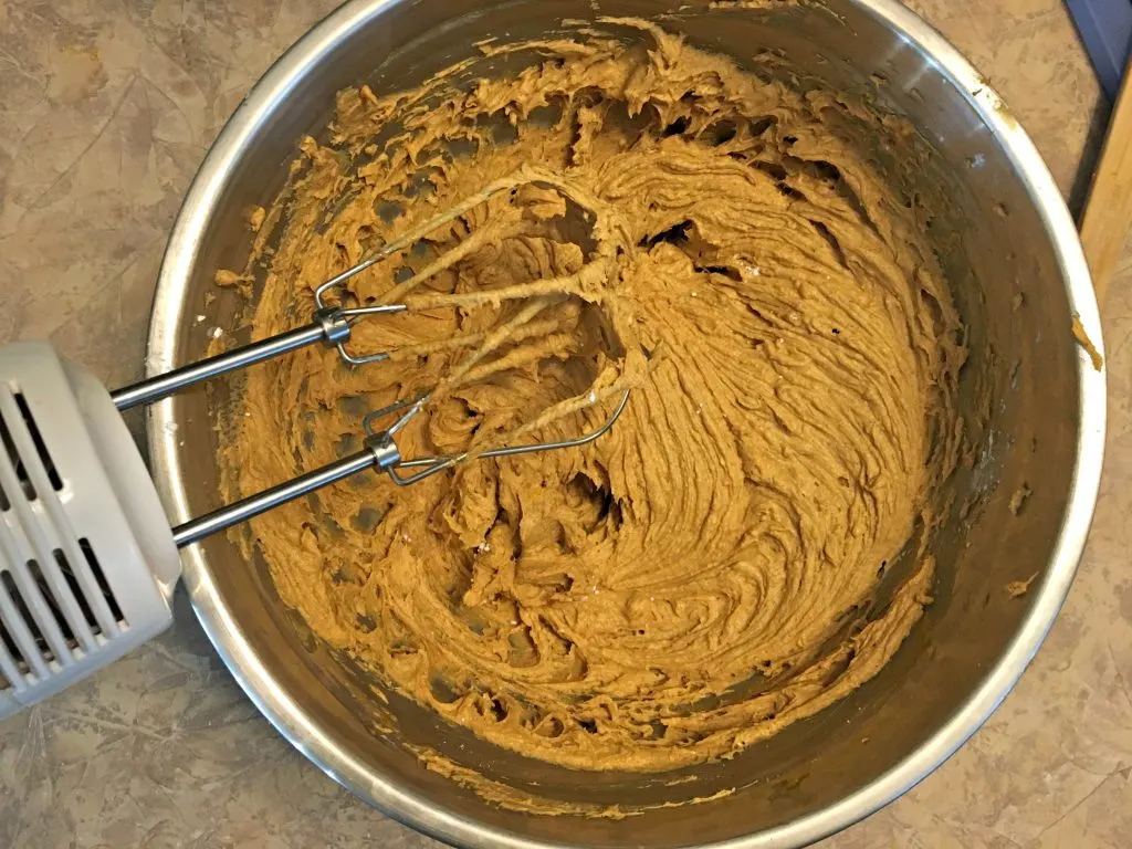 No-bake pumpkin spice cheesecake, mixing filling