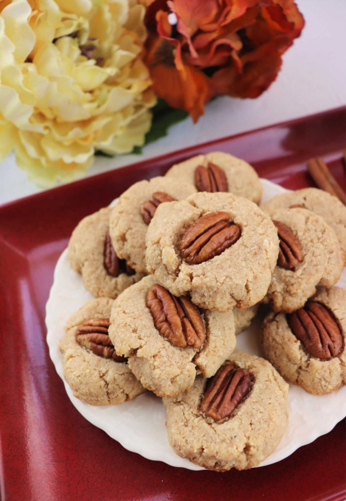 Snack time low carb cinnamon pecan cookies are the perfect autumn gluten-free treat. #cinnamoncookies #ketorecipes #lowcarbrecipes #pecancookies #explorermomma