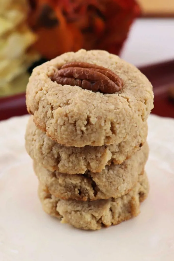 Delicious low carb cinnamon pecan cookies are the perfect gluten-free snack! #glutenfreecookies #glutenfreerecipes #ketorecipes #lowcarbcookies #explorermomma
