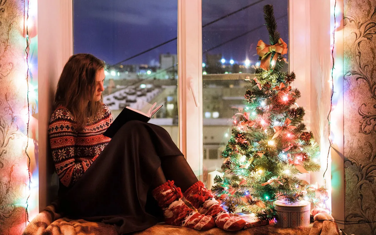 Christmas mystery books girl reading #christmasmysteries #christmasbooks