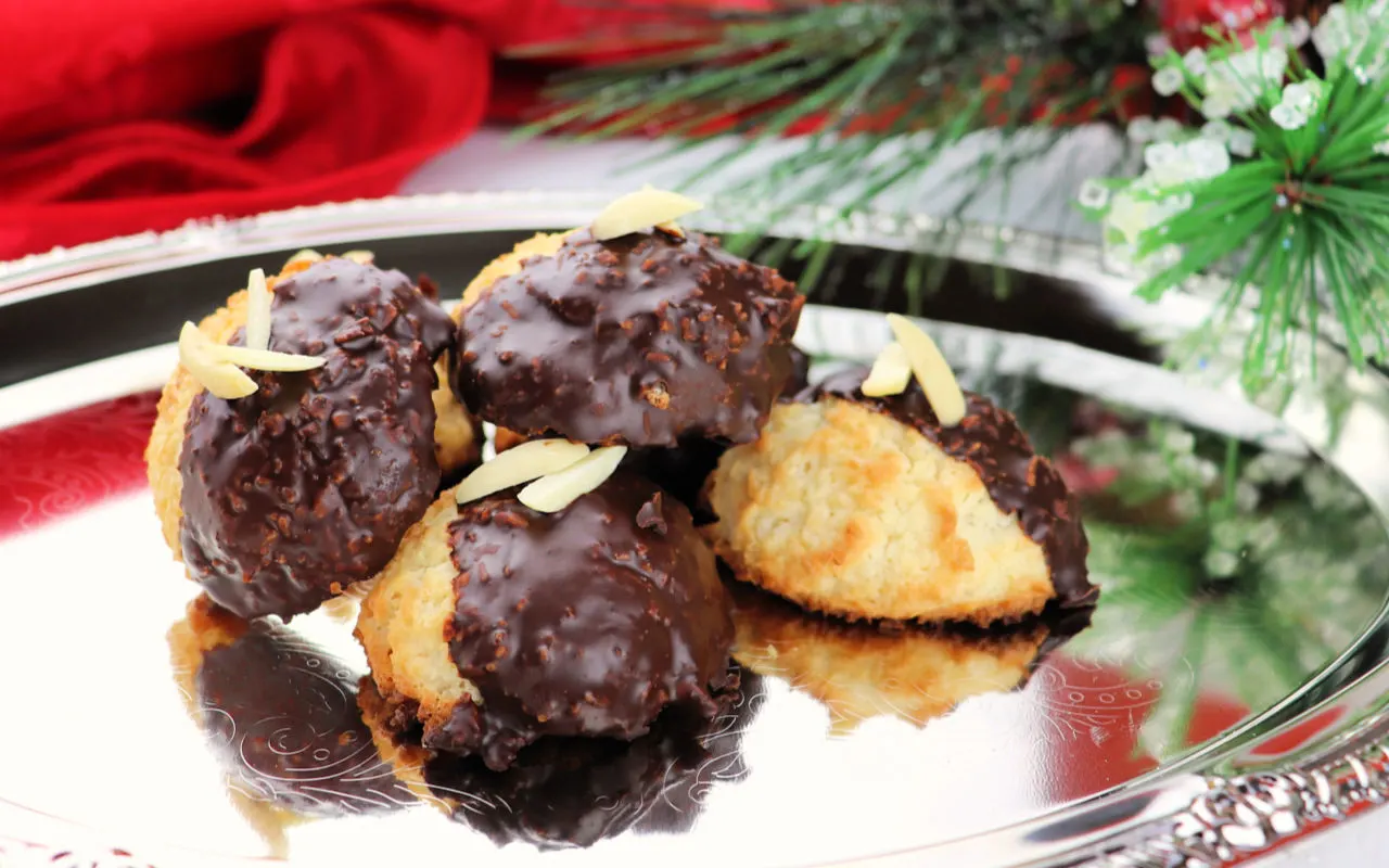 Keto coconut macaroons. Super-easy and perfect for family traditions. #ketococonut #ketochristmas