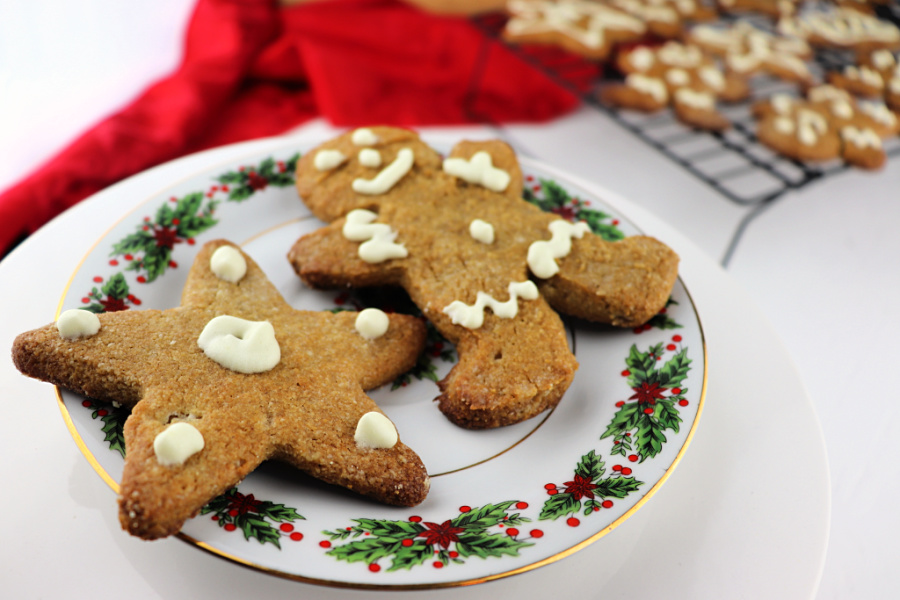 Keto gingerbread cookies are the perfect family Christmas activity. Low carb, gluten-free cookies to help you stick to your keto diet. #lowcarbchristmas #ketodesserts
