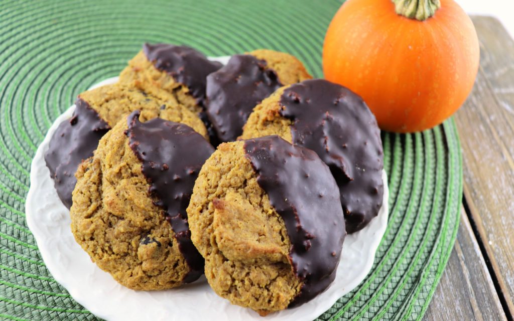 Keto pumpkin cookies are perfect for fall and Christmas holidays! Who doesn't love low carb pumpkin spice and sugar-free chocolate? A healthier take on a classic. #pumpkin #lowcarbcookies