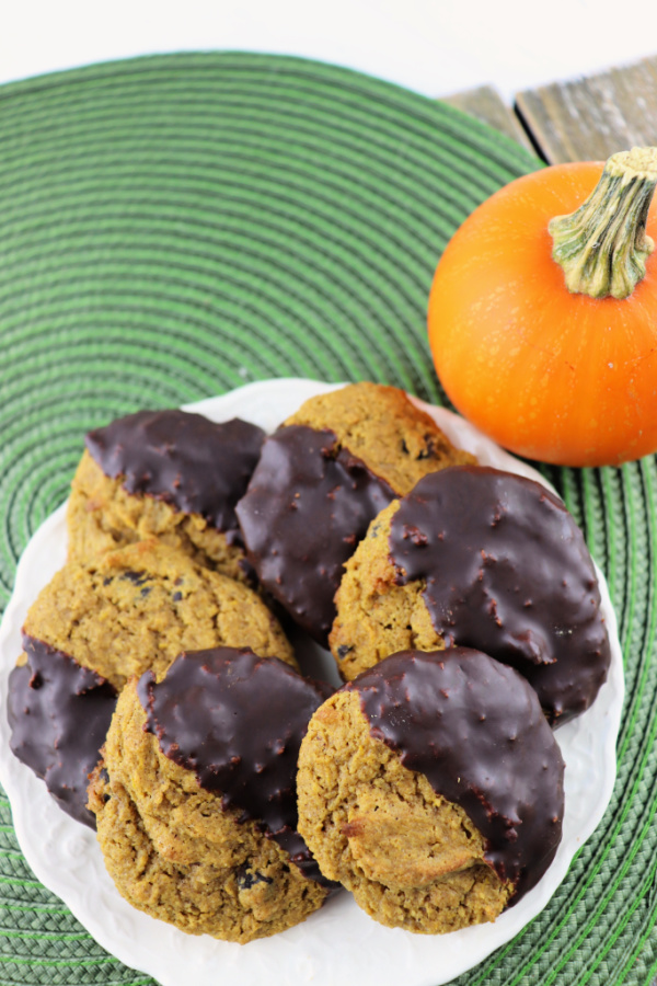 Delicious keto pumpkin cookies are low carb, gluten-free, sugar-free and fabulous! Pumpkin spice and chocolate combine to perfection! #pumpkin #ketocookies