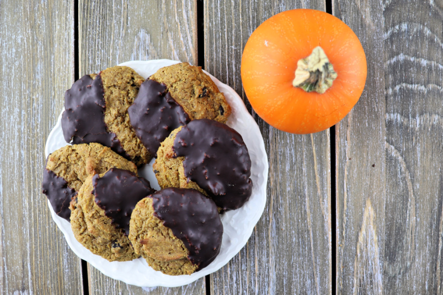 Keto pumpkin cookies are low carb, gluten-free, sugar-free and fabulous! Pumpkin spice and chocolate combine to perfection! #pumpkin #ketocookies