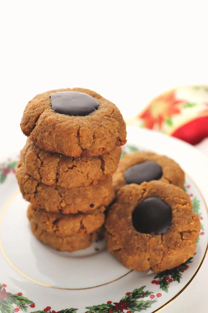 Thumbprint keto peanut butter cookies | Perfect for Christmas parties and your keto diet. Deliciously, low carb, gluten-free, and sugar-free. #ketotreat #ketodietrecipes