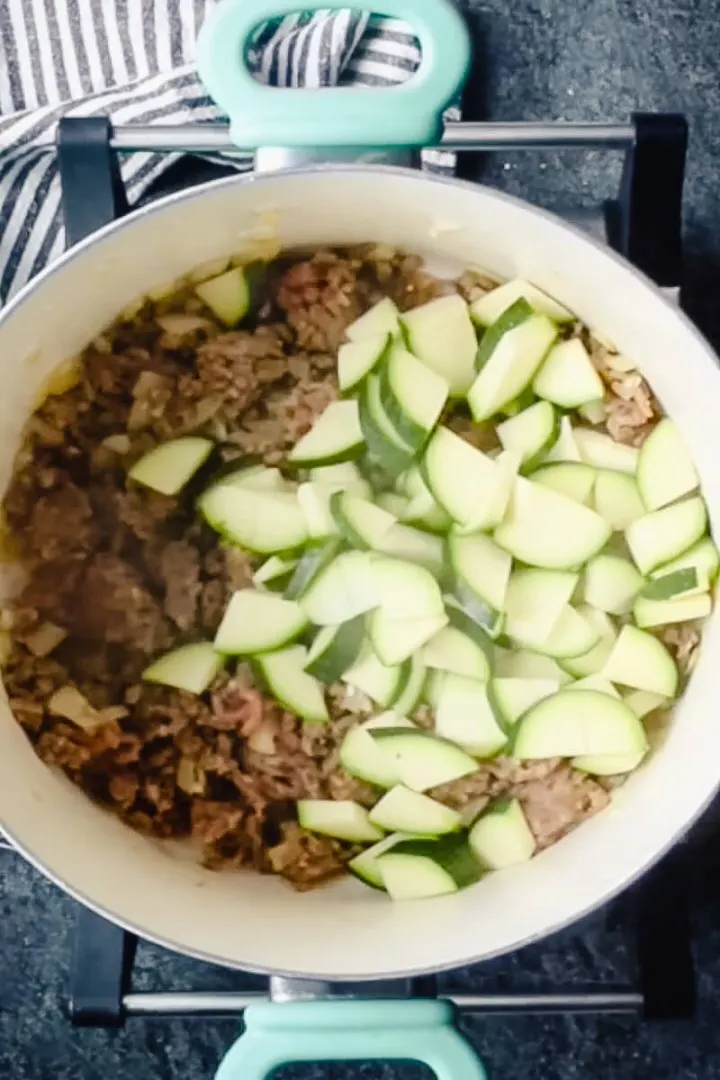 Zucchini and meat in the pot