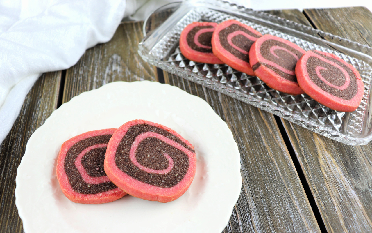 Low carb chocolate pinwheel cookies | Keto, gluten-free, sugar-free and perfect for Valentine's Day or Christmas! The perfect low carb snack #lowcarbcookies #ketodiet