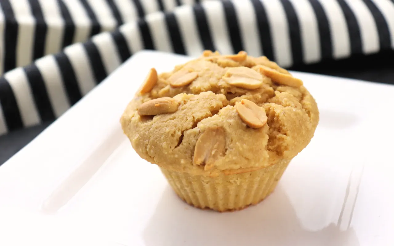 Low carb peanut butter muffins, the best keto breakfast recipe #ketomuffins #lowcarbbreakfast