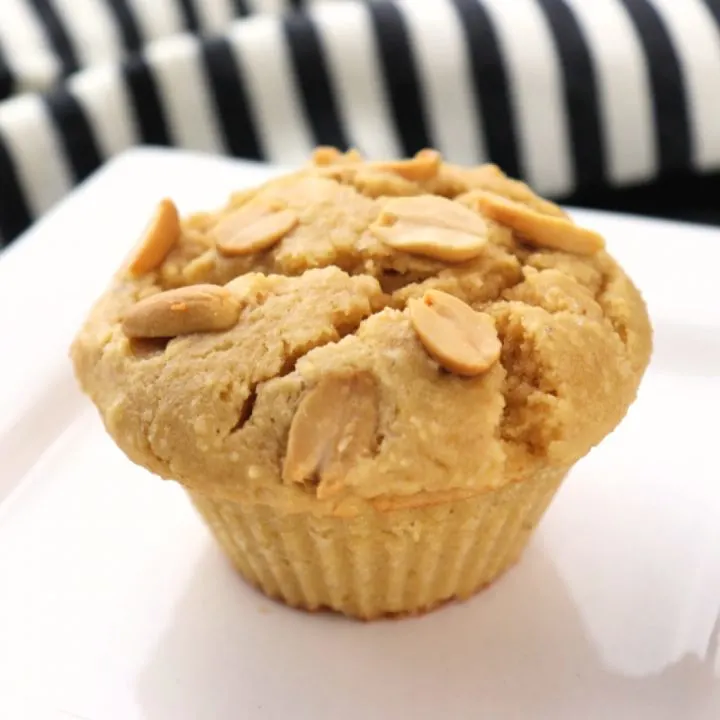 Low carb peanut butter muffins are a bit of keto heaven! A perfect gluten-free breakfast with a cup of coffee, or with a salad for a sugar-free lunch! Yum! #peanutbutter #lowcarbrecipes