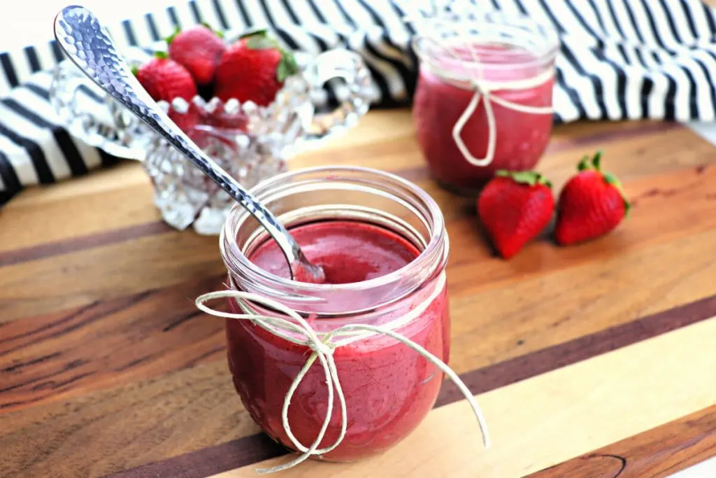 Amazing and easy keto strawberry jam, gluten-free, sugar-free and yum! #sugarfreejam #ketojam