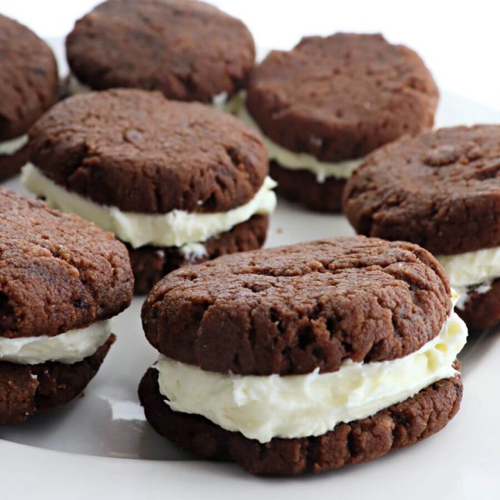 Keto chocolate sandwich cookies, copycat oreos, low carb chocolate cookies #ketocookies #ketodesserts