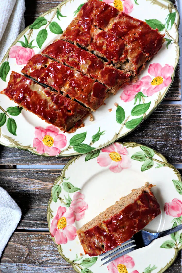 Low carb keto turkey meatloaf is a gluten-free family favorite. Comfort food for the keto diet and super kid-friendly low carb recipe. #lowcarbdinner #lowcarbrecipes #ketodinners