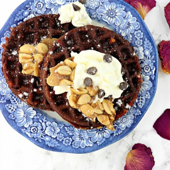 Need more chaffle recipes? Fabulous twist on the gluten-free cheese waffle with chocolate and peanut butter. #chaffle #lowcarbrecipes