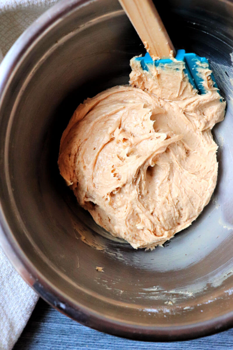 Keto peanut butter frosting in the bowl. Ready to frost the low carb cake. #ketocakes #ketobirthdayrecipes #ketodesserts
