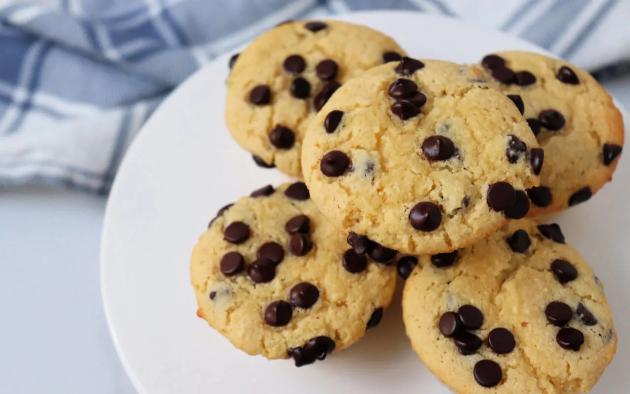 The best easy keto chocolate chip muffins for your low carb diet. Delicious and still gluten-free and sugar-free and one of my favorite comfort foods! #ketomuffinrecipes #ketorecipes