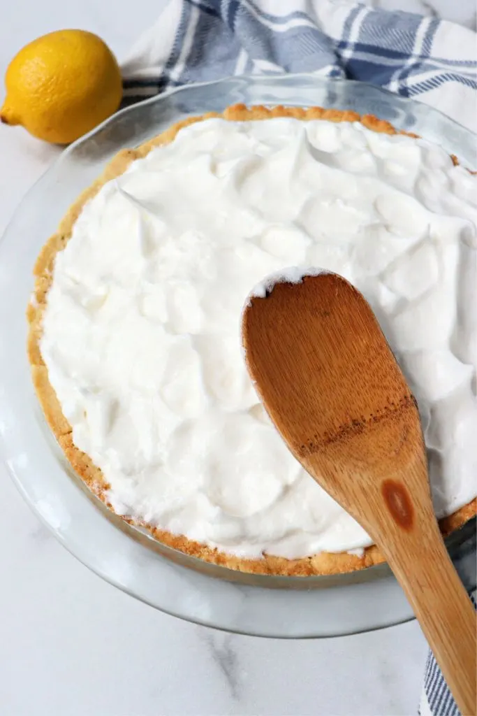 Use the back of a spoon to shape the meringue on the keto pie