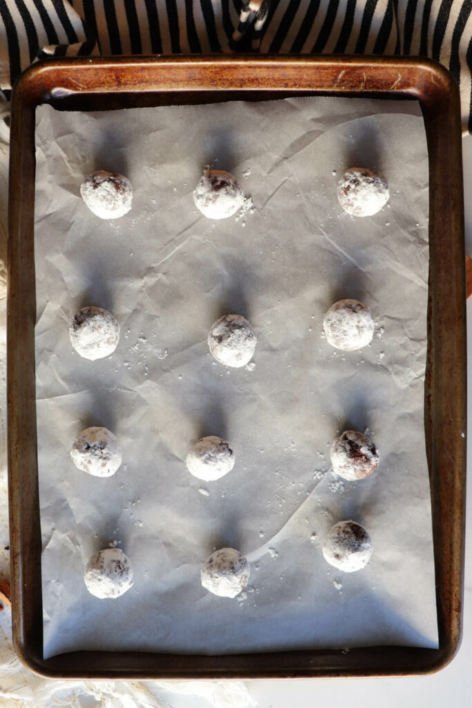 Keto crinkle cookie balls on a baking sheet 