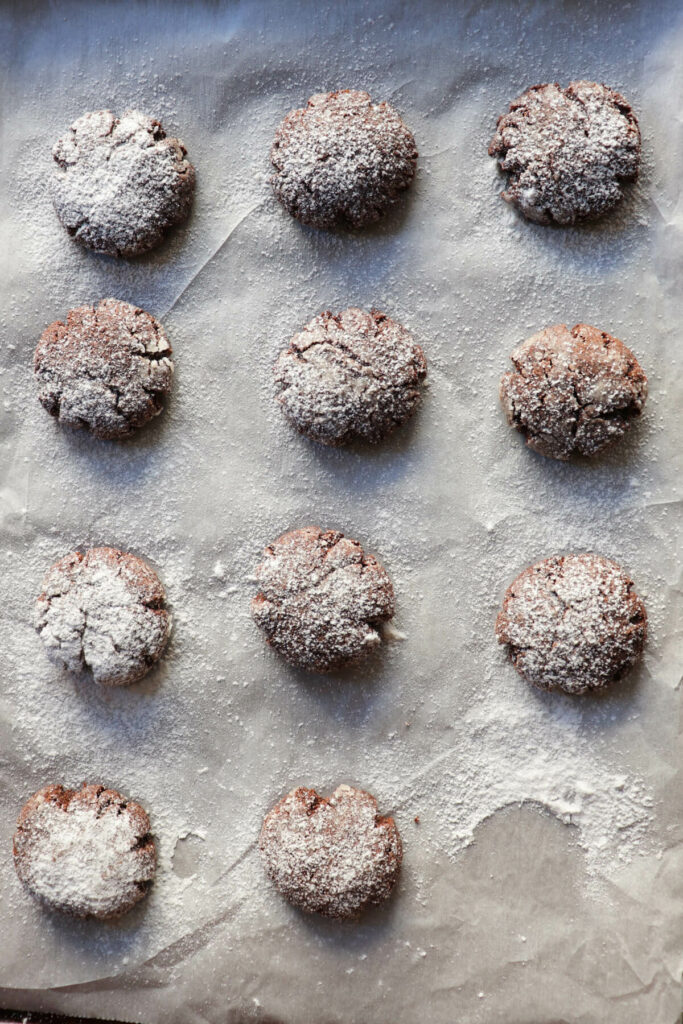 Overhead view of a pan of baked keto Christmas crinkle cookies