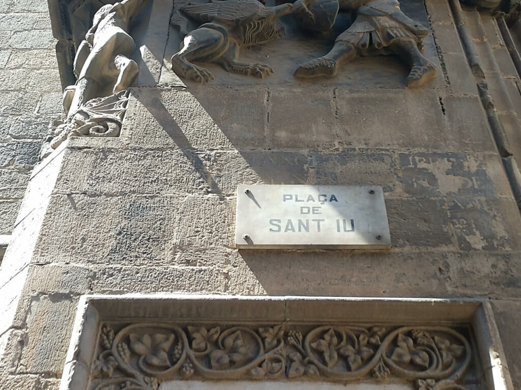 Street sign for Plaça de Sant IU