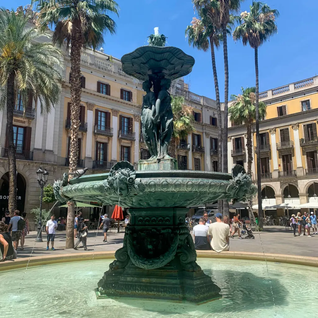 Plaça Reial fountain and palm trees