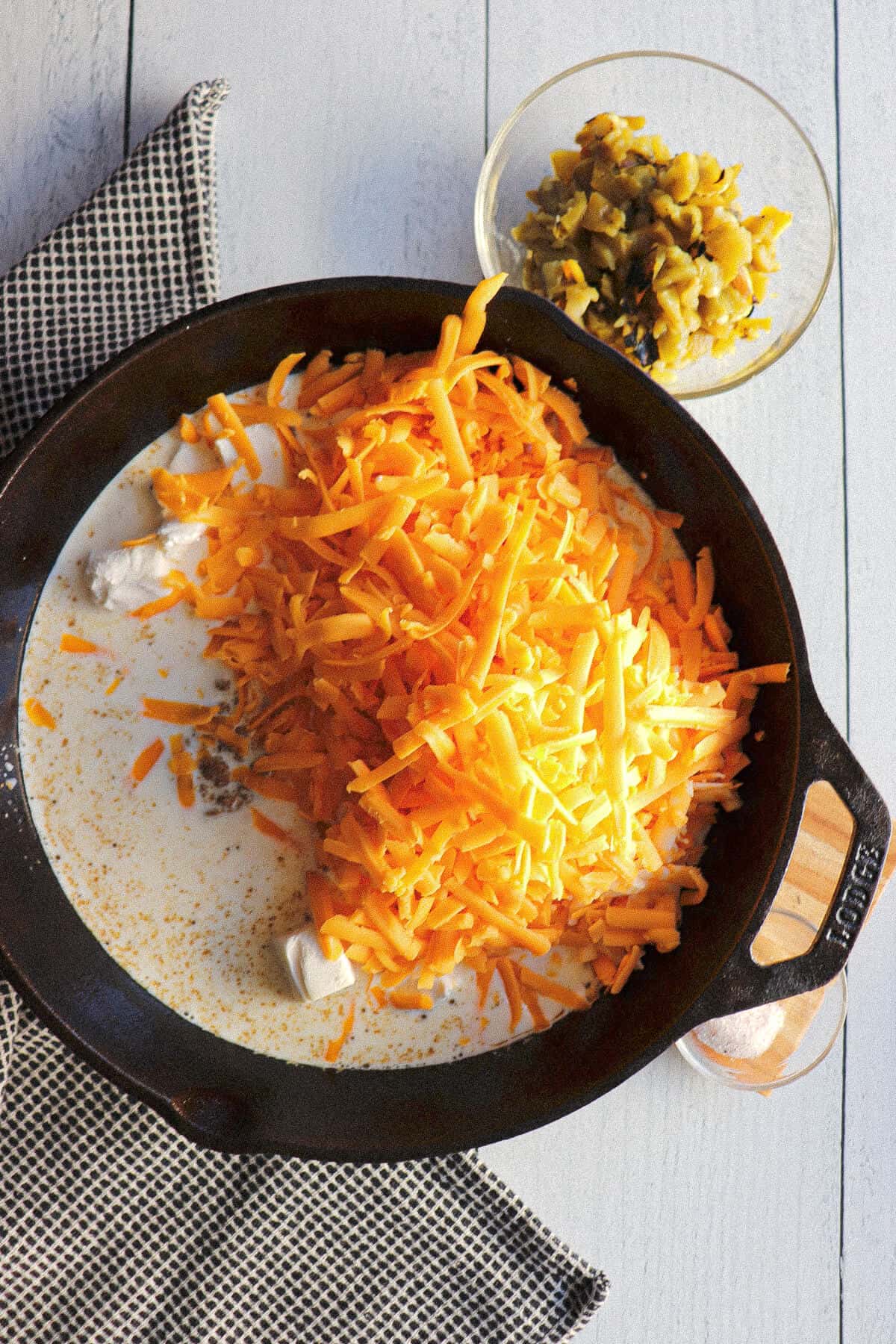 Easy Green Chile Queso {Keto & Low Carb} Dip Recipe