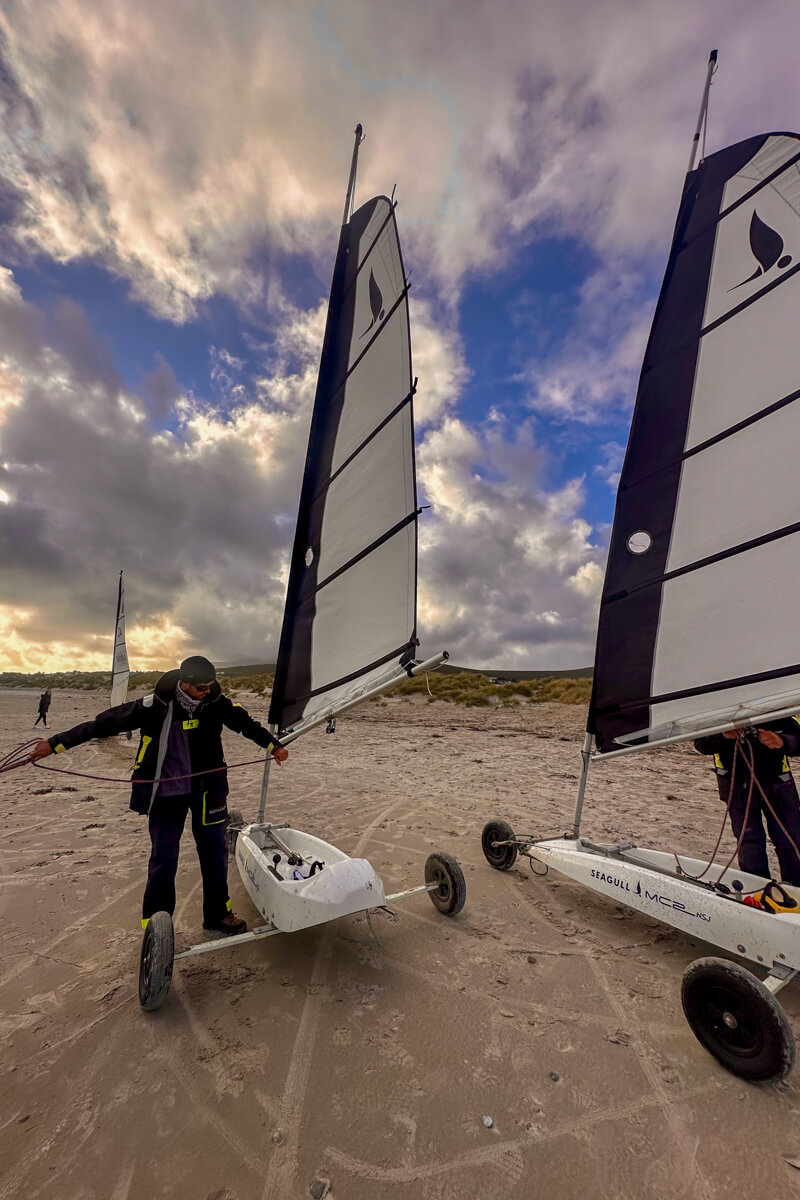 Two French trainers preparing two land sails